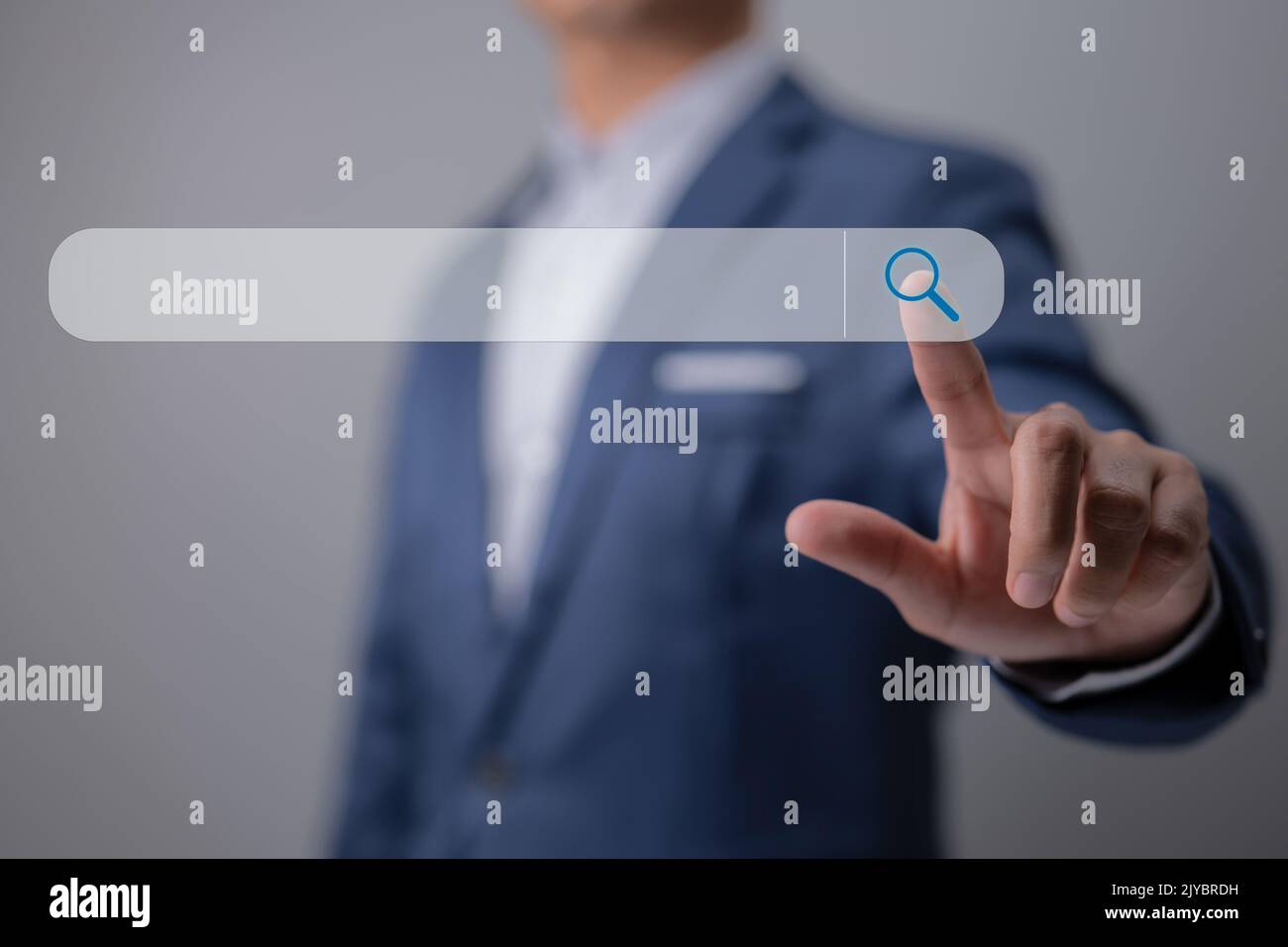 Ottimizzazione dei motori di ricerca utilizzando la tecnologia di ricerca dei dati. Le mani di un uomo sono alla ricerca di informazioni. Utilizzo della console del motore di ricerca per assistenza Foto Stock