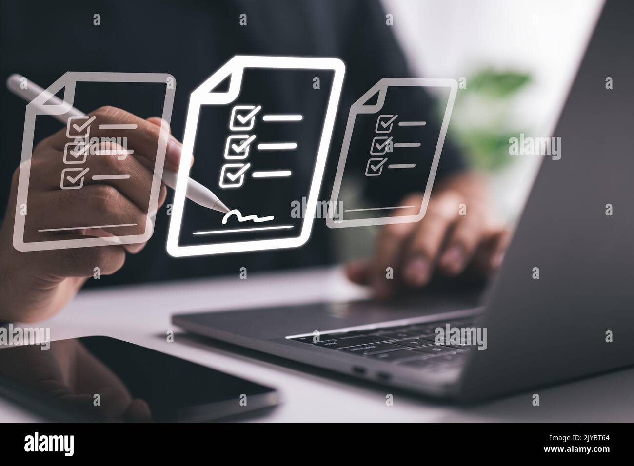 Contratto per il commercio in linea. Il concetto di firma elettronica, firma elettronica, gestione dei documenti digitali, ufficio senza carta e firma aziendale continua Foto Stock