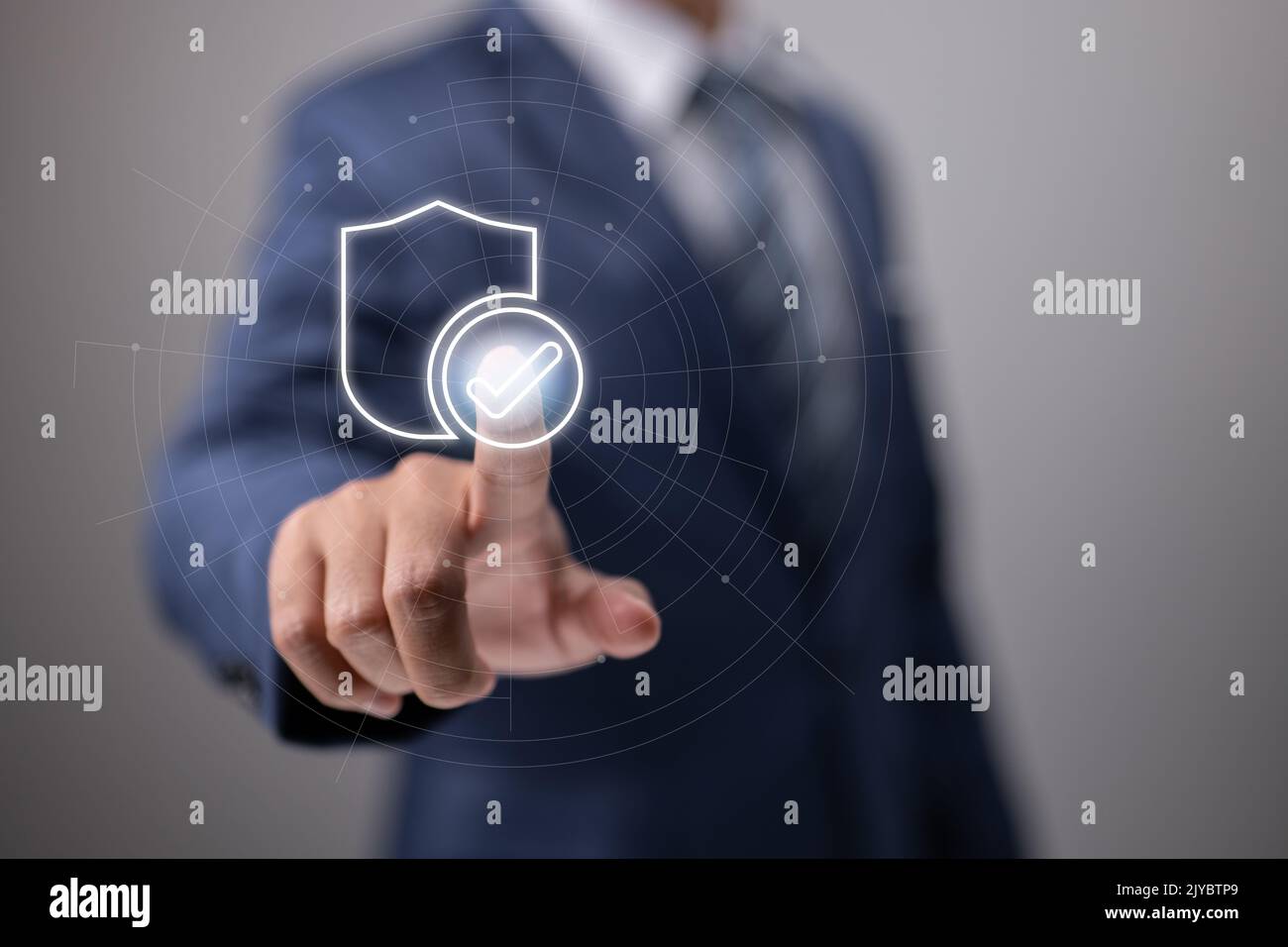 Uomo d'affari che spinge l'icona di prova dell'identità per i sistemi di protezione di sicurezza sullo schermo per l'approvazione certificata della garanzia o l'idea di un sistema di accesso sicuro. Fin Foto Stock