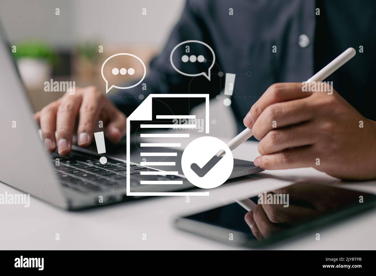 Documento contrattuale, Termini e condizioni e Informativa sulla privacy. Uomo d'affari. Firma del contratto. Il concetto di contratto. Foto Stock