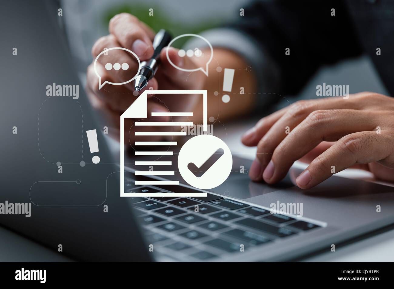 Documento del contratto, lettura dell'informativa sulla privacy e termini e condizioni. Firma del contratto per uomo d'affari. Idea di contratto. Foto Stock