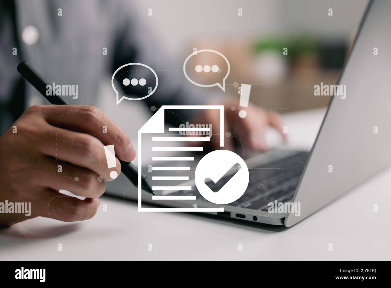 Termini e condizioni, Informativa sulla privacy e documento contrattuale. Firma del contratto per uomo d'affari. Concetto di contratto. Foto Stock