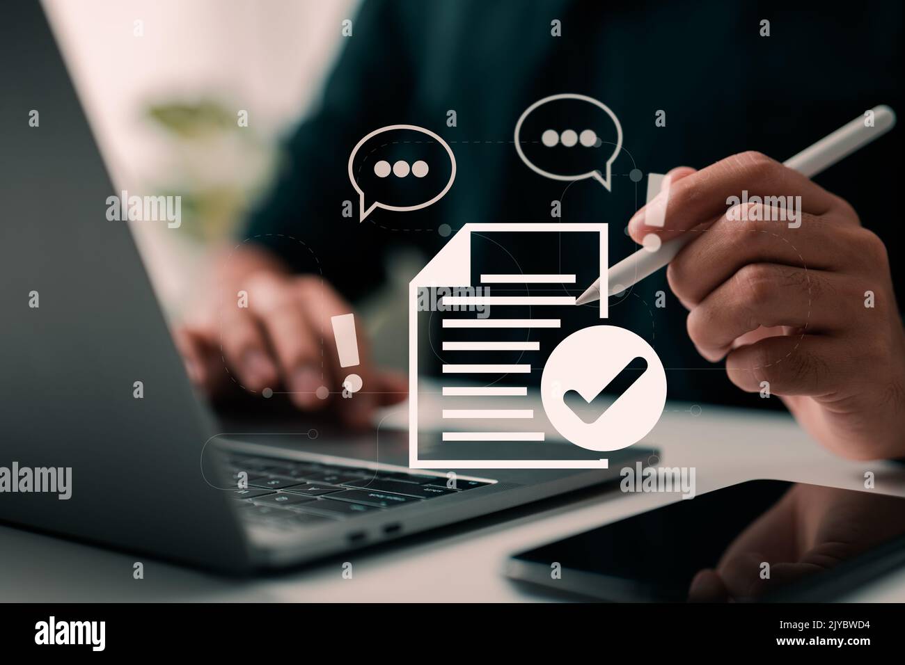 Leggere i termini e le condizioni del contratto e l'informativa sulla privacy. Uomo d'affari che fa un affare. L'idea di un contratto o di un accordo. Foto Stock