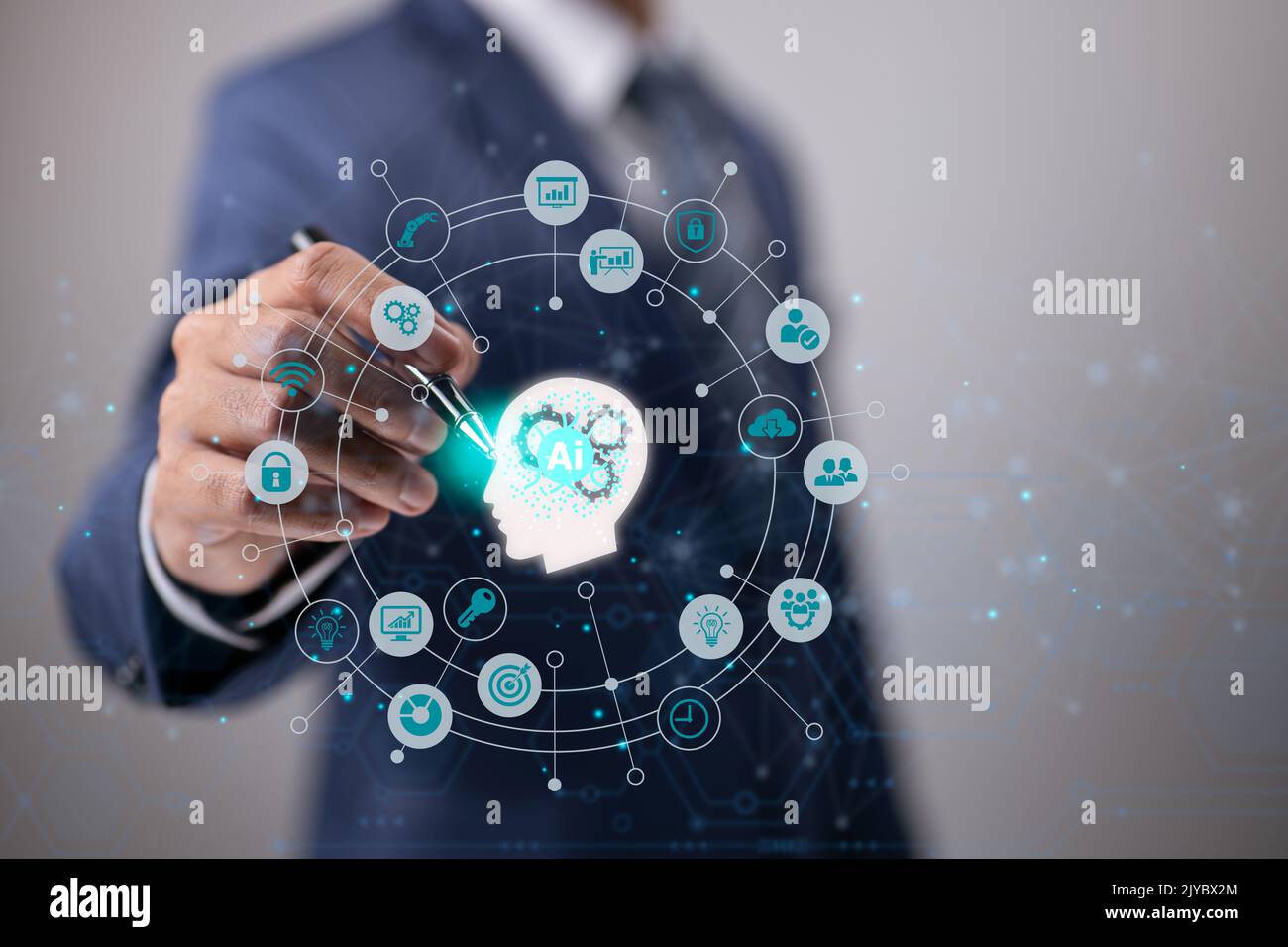 Un uomo d'affari tocca l'icona dell'intelligenza artificiale. Intelligenza artificiale intelligenza artificiale concetto di tecnologia di rete neurale. Foto Stock