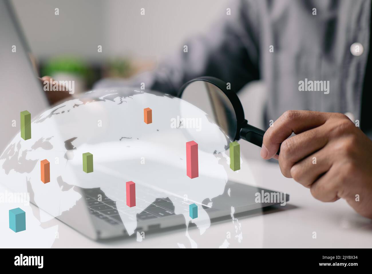 un uomo d'affari attivo. Sulla mappa, un uomo d'affari è alla ricerca di una buona opportunità di investimento. Foto Stock