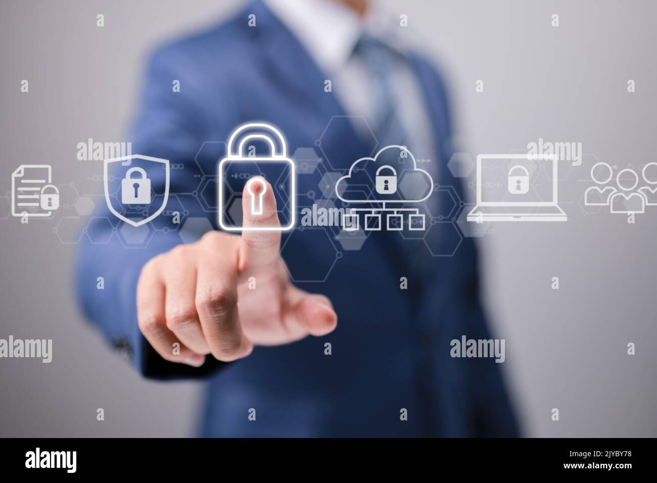 Uomo d'affari con il concetto di sicurezza dei dati Foto Stock