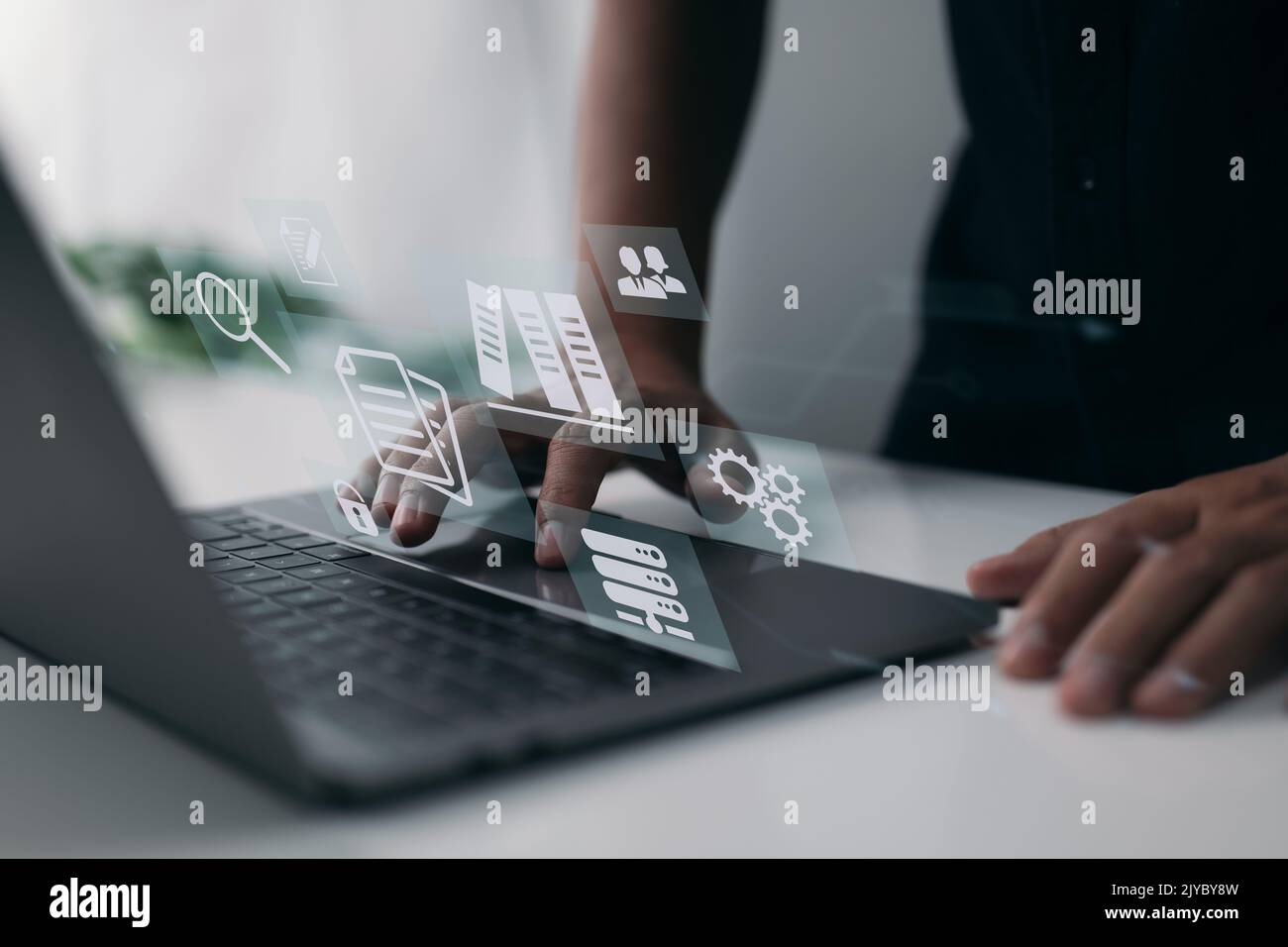 ERP è un concetto per la gestione dei documenti con icone su uno schermo virtuale. Foto Stock