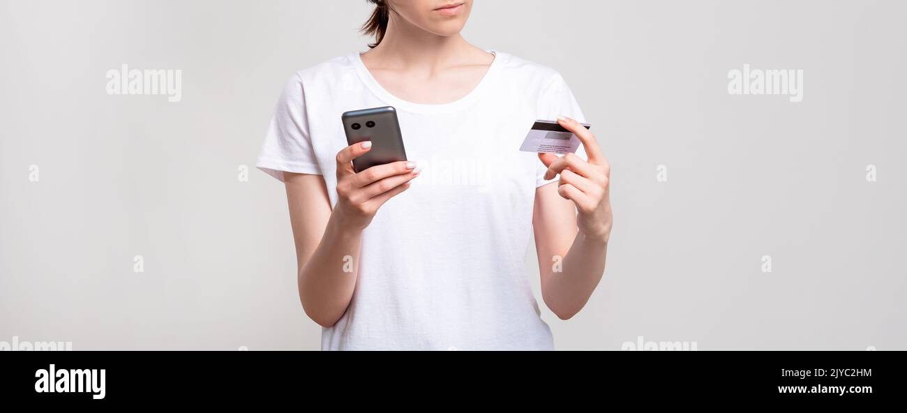 mobile banking donna shopping online carta di credito Foto Stock