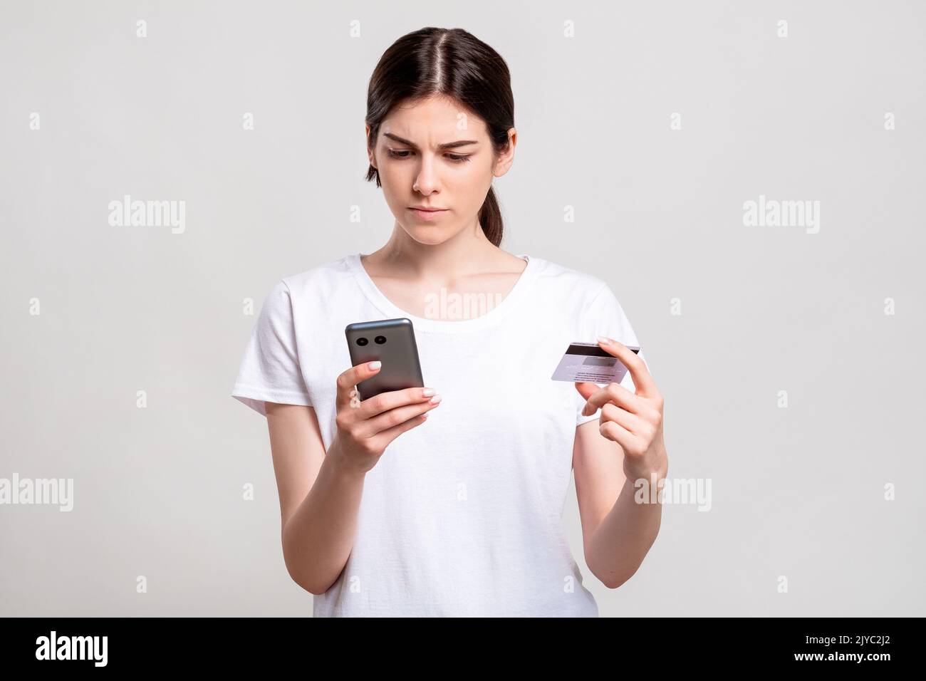 internet money transaction donna carta di credito telefono Foto Stock