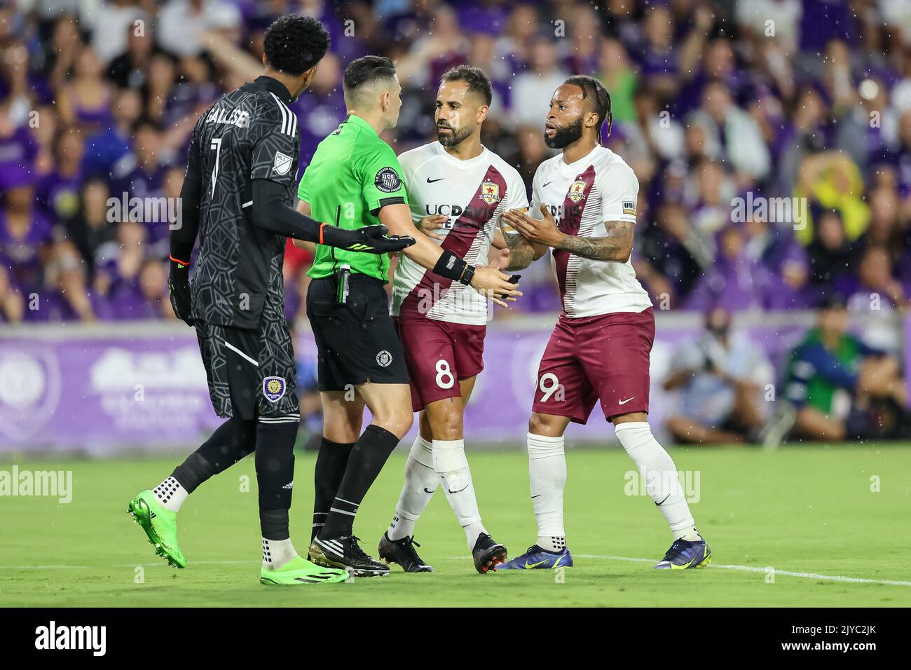 Orlando, Florida, Stati Uniti. 7 settembre 2022: Il centrocampista RODRIGO 'RORO' di Sacramento Republic FC LOPEZ (8) e il centrocampista MAALIQUE FOSTER (99) di Sacramento Republic FC sfidano una chiamata del funzionario durante la 2022 partita di calcio Lamar Hunt della U.S. Open Cup Orlando City vs Sacramento FC allo Stadio di Orlando, Florida, il 7 settembre 2022. (Credit Image: © Cory Knowlton/ZUMA Press Wire) Credit: ZUMA Press, Inc./Alamy Live News Foto Stock