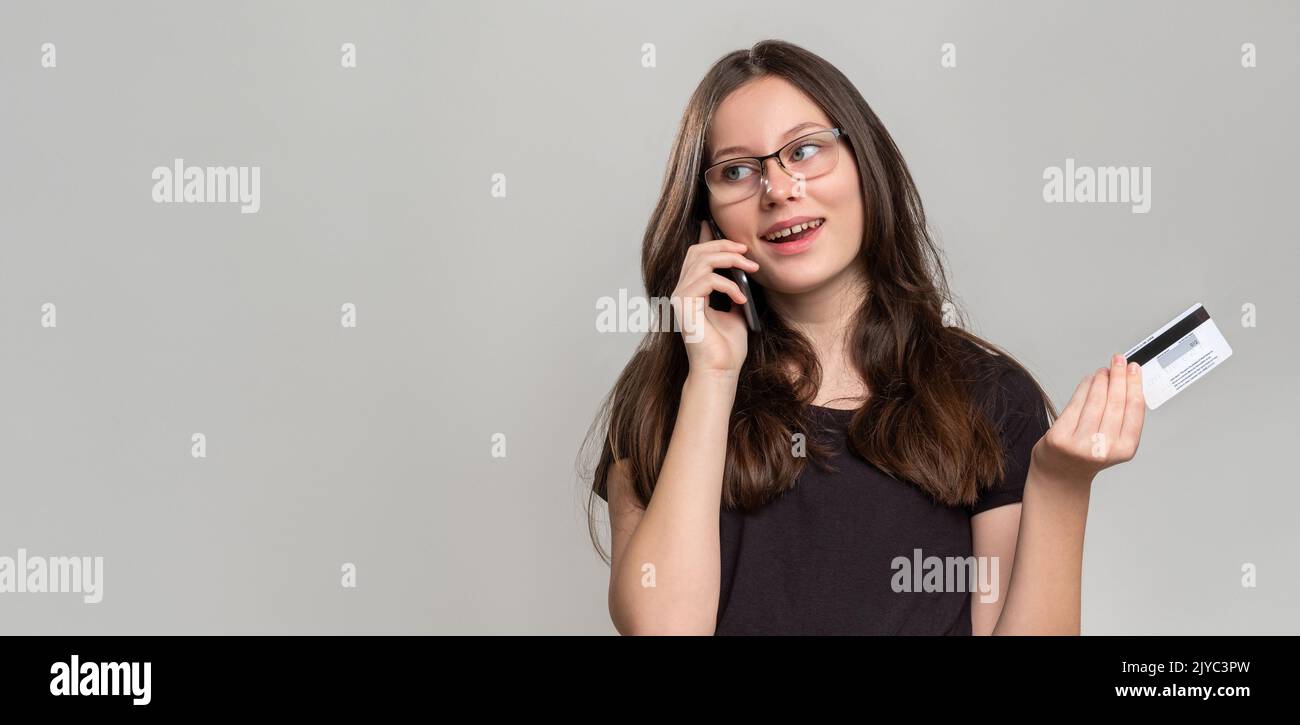 servizio bancario pagamento senza contanti felice donna telefono Foto Stock