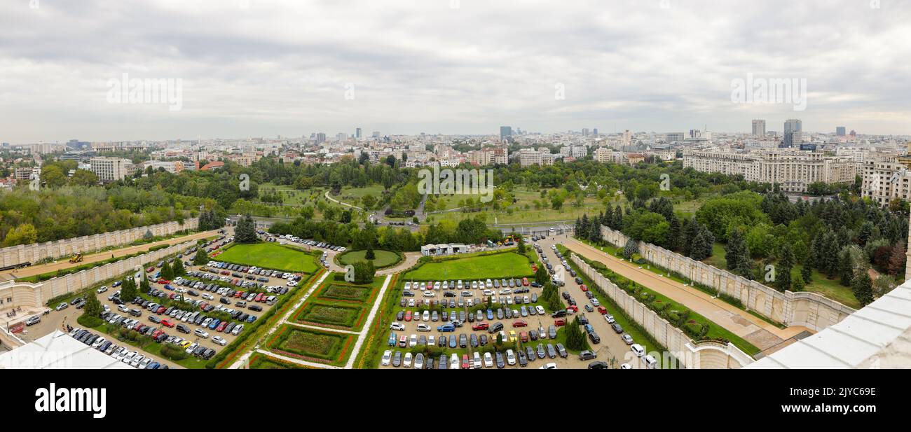 Bucarest, Romania - 6 settembre 2022: Panorama fatto da immagini multiple con Bucarest come visto dal Palazzo del Parlamento, dal lato del Parco Izvor. Foto Stock