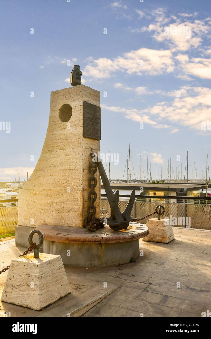 Monumento ai caduti del mare sul lungomare di San Vincenzo al tramonto, Livorno, Toscana, Italia Foto Stock