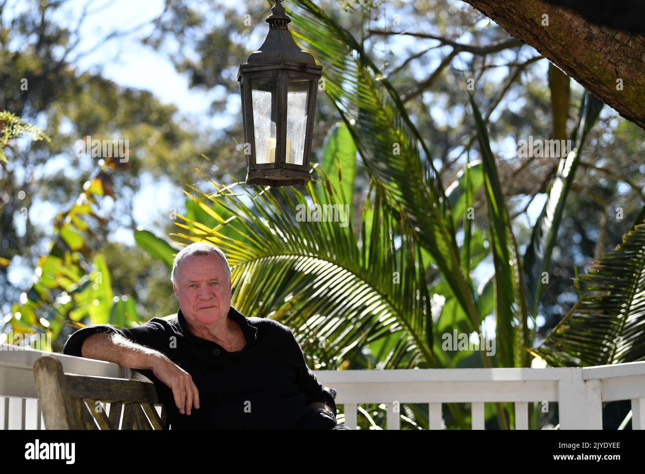 Il commentatore dei media australiani e l'autore Michael James Carlton posa per una fotografia nella sua casa a Sydney, venerdì 5 giugno 2020. Il signor Carlton è stato nominato membro (AM) dell'Ordine dell'Australia per il suo importante servizio ai mezzi di stampa e di trasmissione e alla storia navale. (AAP Image/Dean Lewins) NESSUNA ARCHIVIAZIONE ** SOLO PER USO STRETTAMENTE EDITORIALE ** Foto Stock