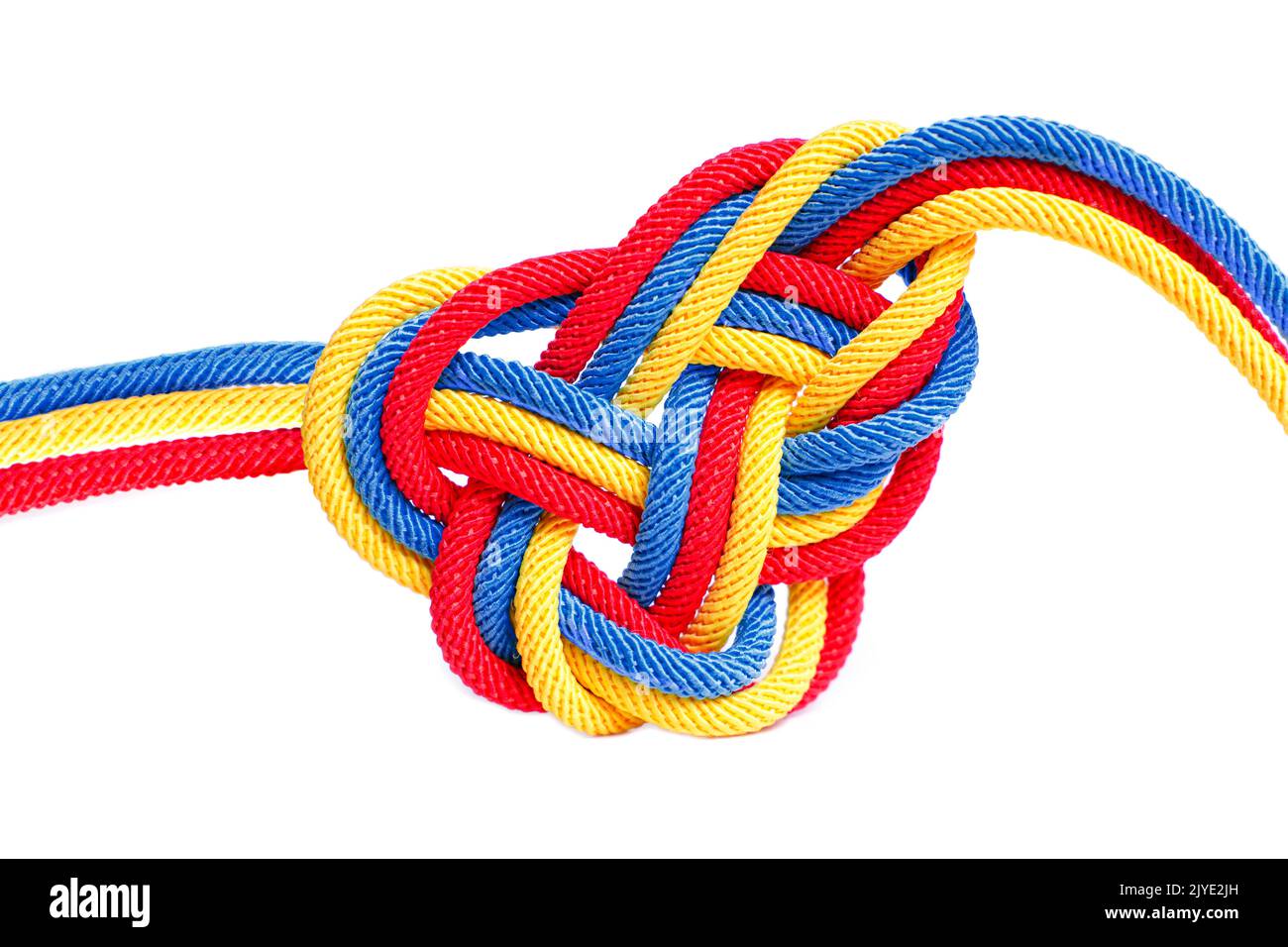 Nodo celtico a forma di cuore realizzato con cordicelle intrecciate dipinte sui colori della bandiera nazionale della Romania su sfondo bianco. Unità creativa, fede e pro Foto Stock