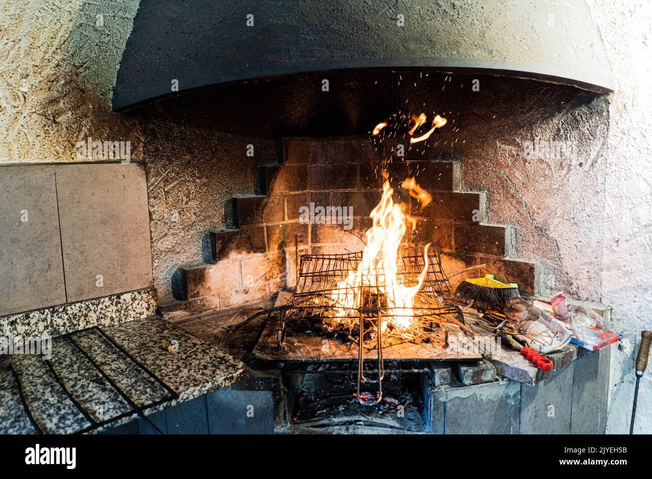 Barbecue per famiglie in campeggio con cena Foto Stock