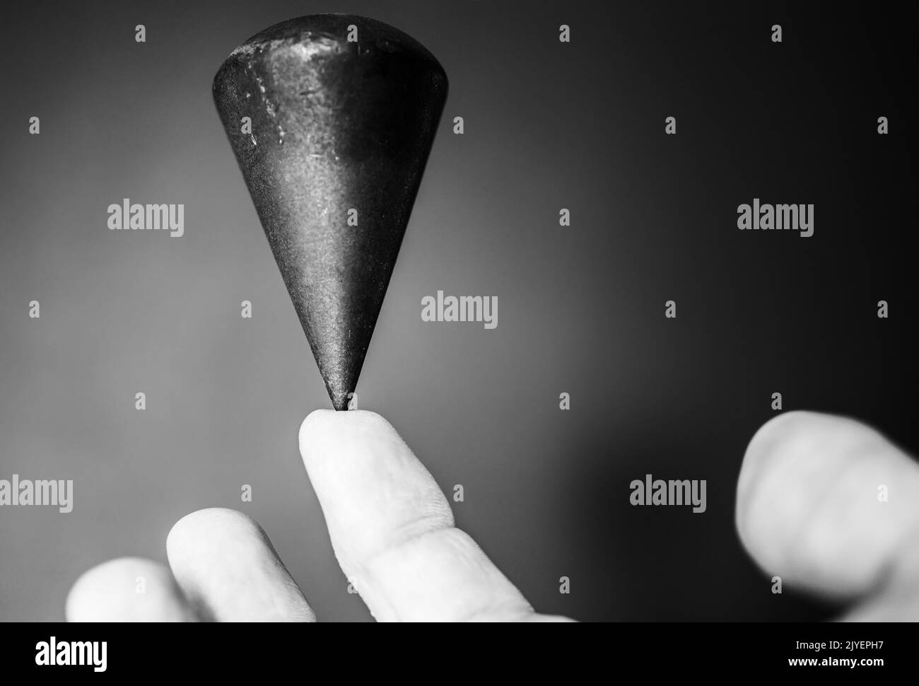 Il lotto è bilanciato su un dito come simbolo per l'equilibrio e l'equilibrio interno Foto Stock