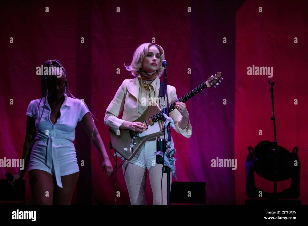 Toronto, Canada. 07th Set, 2022. Il musicista St. Vincent (Annie Clark) affiancato dai suoi cantanti di sottofondo suona alla Scotiabank Arena di Toronto, inaugurale per Roxy Music. Credit: Bobby Singh/Alamy Live News Foto Stock