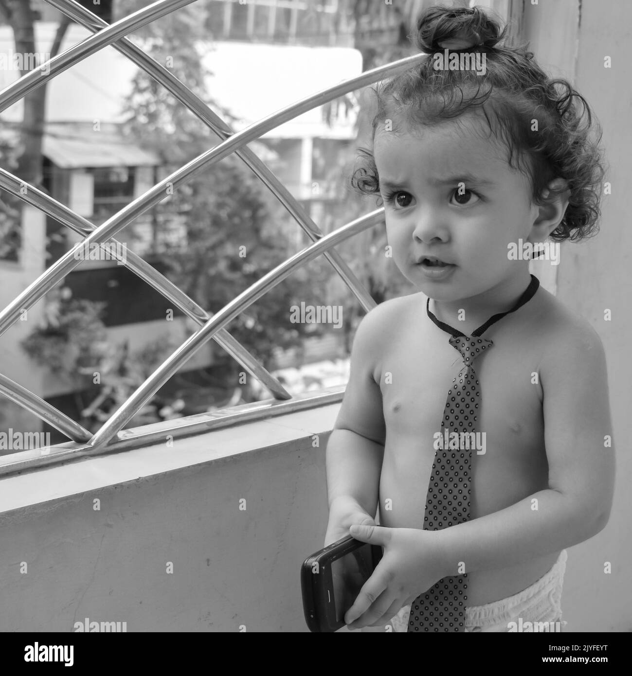 Zaffa Shivaay piccolo carino nel balcone di casa durante l'estate, fotoshoot piccolo dolce del ragazzo durante la luce di giorno, bambino godendo a casa durante il pho Foto Stock