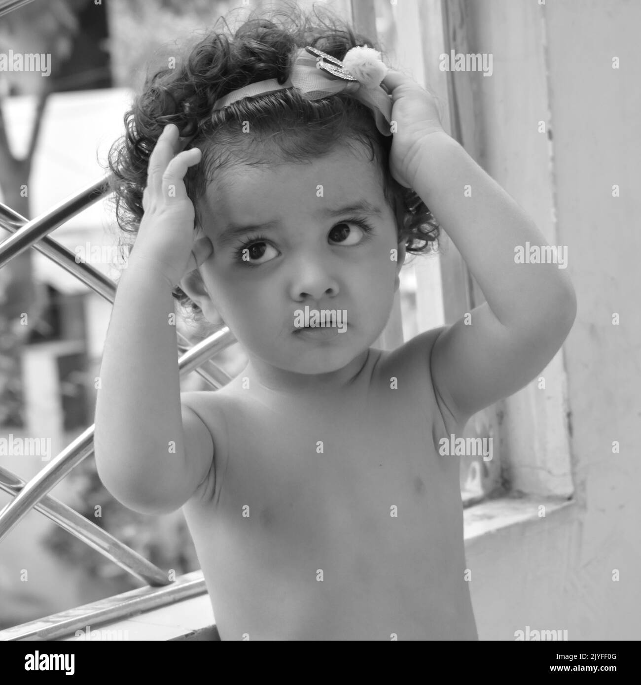 Zaffa Shivaay piccolo carino nel balcone di casa durante l'estate, fotoshoot piccolo dolce del ragazzo durante la luce di giorno, bambino godendo a casa durante il pho Foto Stock