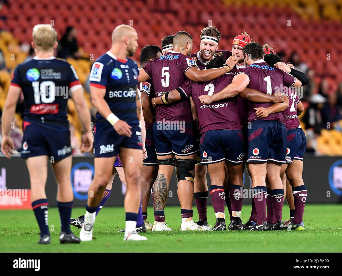 I giocatori di RDS si accoccolano durante la partita di Super Rugby Round 7  tra i Queensland Reds e i ribelli di Melbourne al Suncorp Stadium di  Brisbane, sabato 15 agosto 2020. (