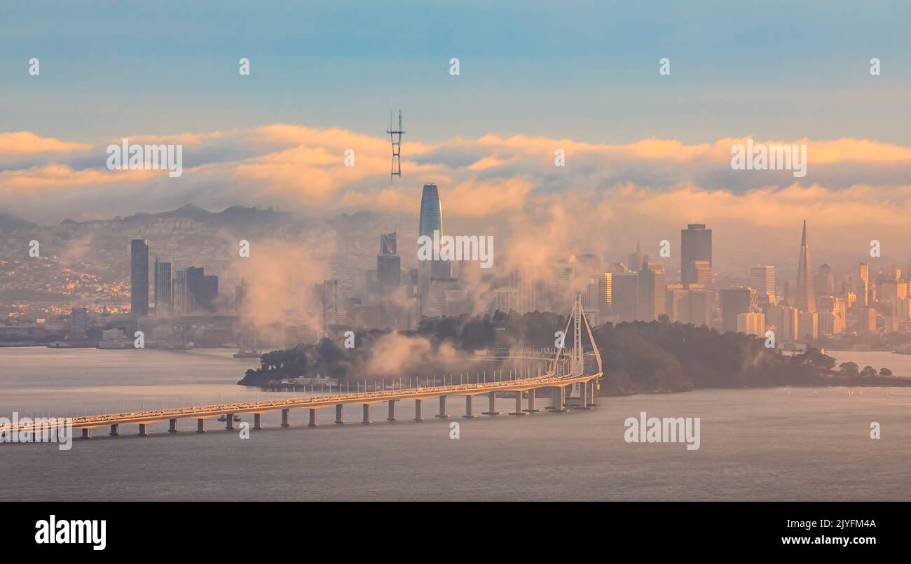 Vista da Grizzly Peak nelle Berkeley Hills sul Bay Bridge e San Francisco con la nebbia di Karl, che avvolge la città al tramonto. Foto Stock