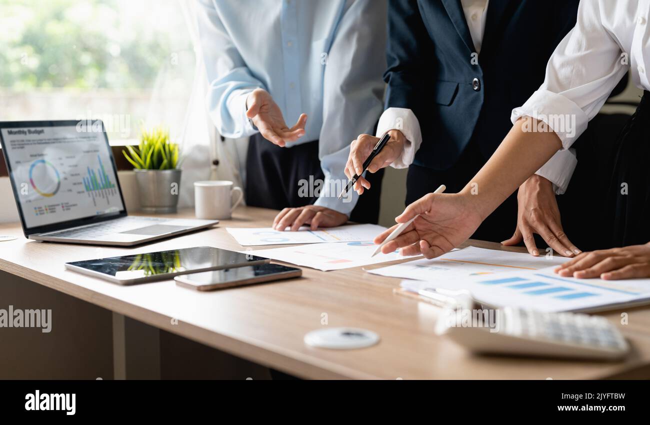 Processo di lavoro di squadra. Strategia di marketing brainstorming. Documenti e digitali in un ufficio moderno. Foto Stock