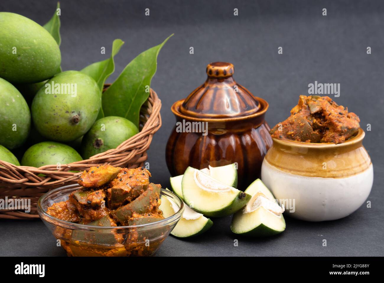 Mango Pickle chiamato anche AAM Ka achar, Sookha Kairi, Chatpata Loncha è fatto di crudo crudo taglio di mango mescolato con spezie - aglio, Masala, C rossa Foto Stock