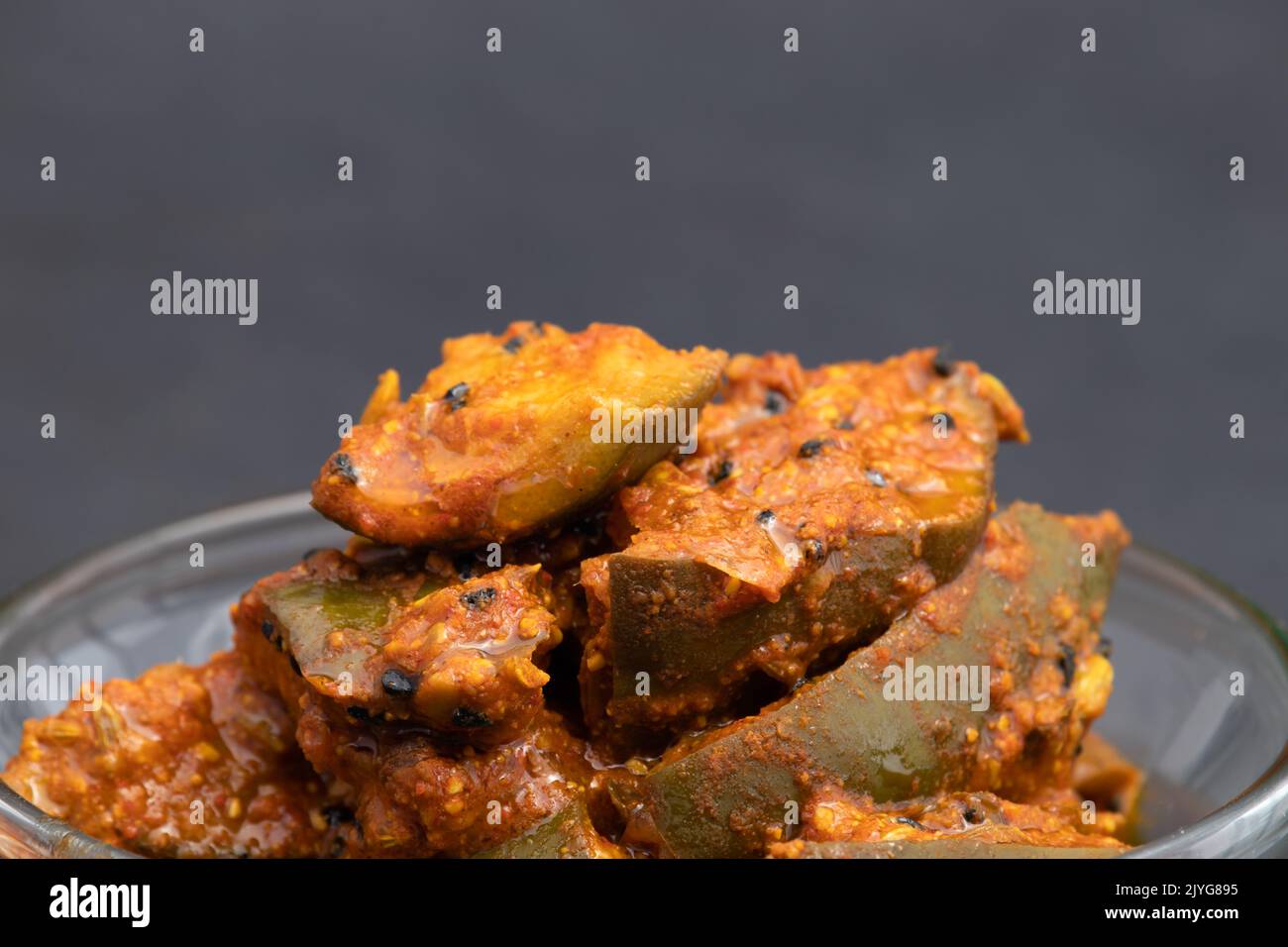 Mango Pickle chiamato anche AAM Ka achar, Sookha Kairi, Chatpata Loncha è fatto di crudo crudo taglio di mango mescolato con spezie - aglio, Masala, C rossa Foto Stock