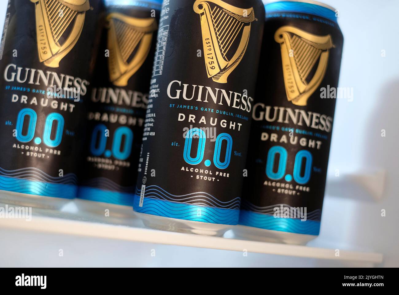 lattine di birra alla spina senza alcool guinness in frigorifero Foto Stock