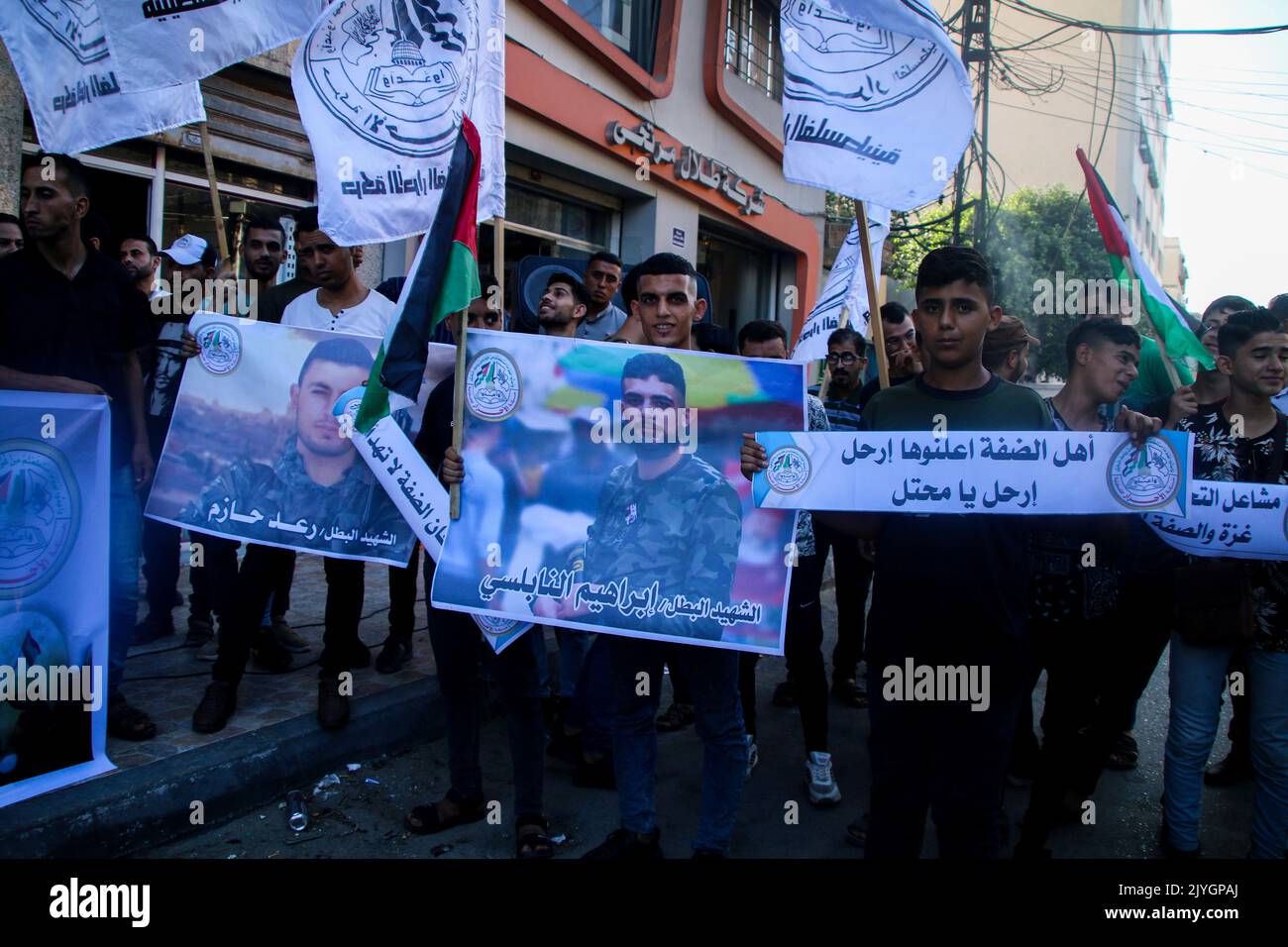 Città di Gaza, striscia di Gaza, Palestina. 7th Set, 2022. Gaza, Palestina. 07 settembre 2022. I sostenitori del movimento per la libertà palestinese hanno una veglia a Gaza City a sostegno e solidarietà con la Cisgiordania e la loro resistenza contro l'occupazione israeliana. Un grande banner affermava che la 'fiamma della resistenza non si spegnerà', mentre altri sottolineavano la determinazione dei palestinesi in Cisgiordania a levarsi in piedi e respingere l'occupante [israeliano] (Credit Image: © Ahmad Hasaballah/IMAGESLIVE via ZUMA Press Wire) Foto Stock