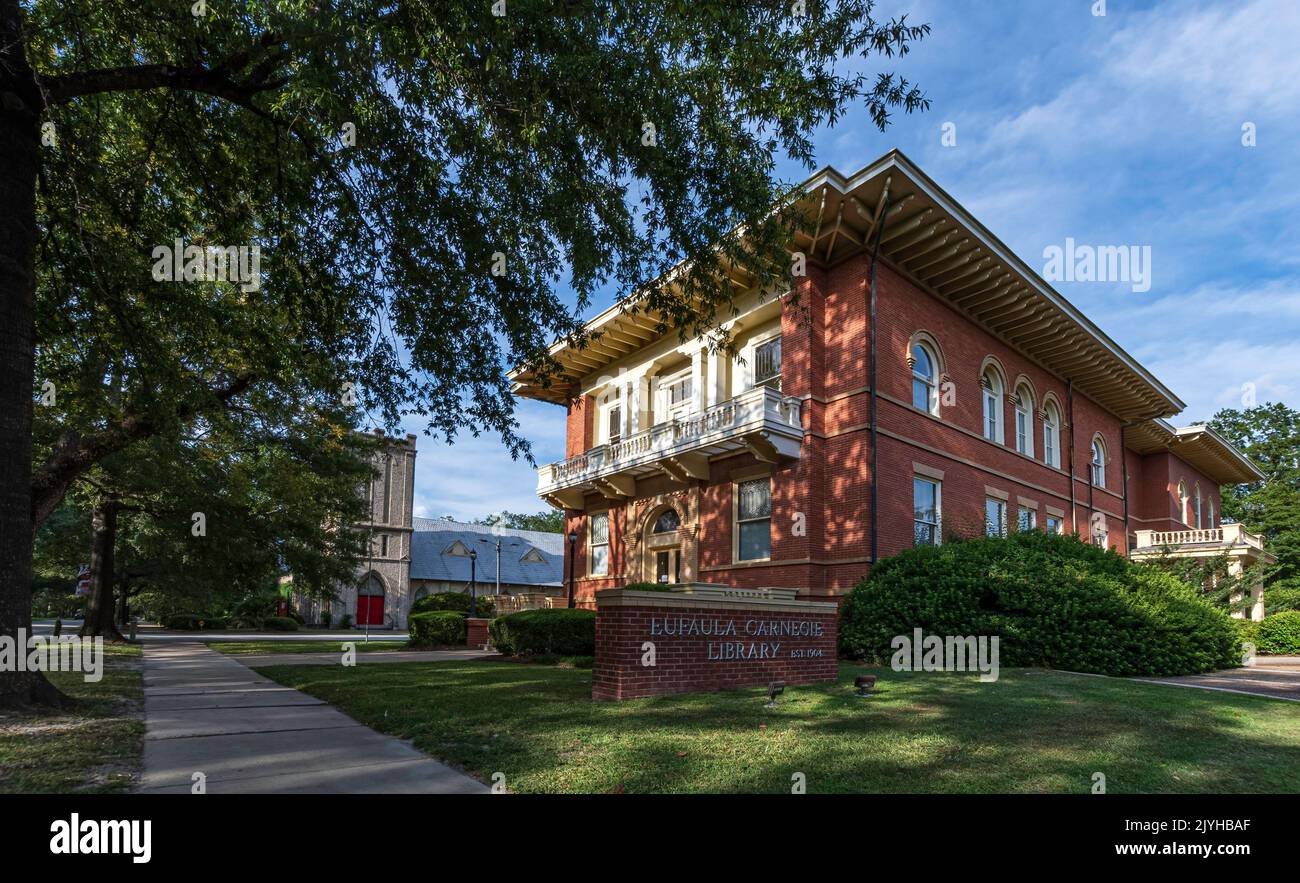 Eufaula, Alabama, USA - 6 settembre 2022: Una delle due Carnegie Libraries che ancora oggi funge da biblioteca pubblica in Alabama. Questo edificio era completo Foto Stock