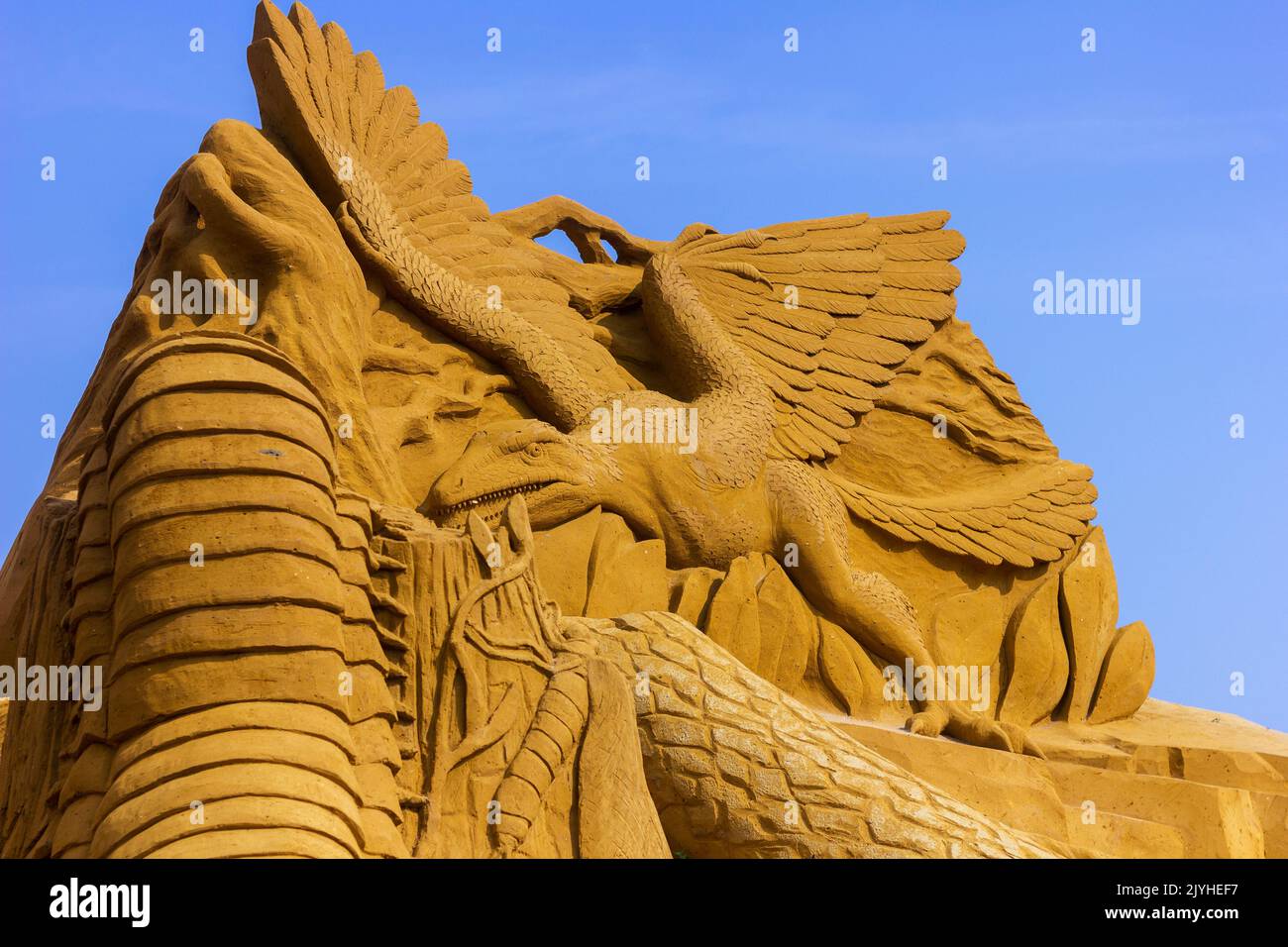 Middelkerke, Belgio - 23 luglio 2022: Un ritratto d'arte di una scultura di sabbia di dinosauro ornivoro a Middelkerke, Belgio. L'animale preistorico è Foto Stock
