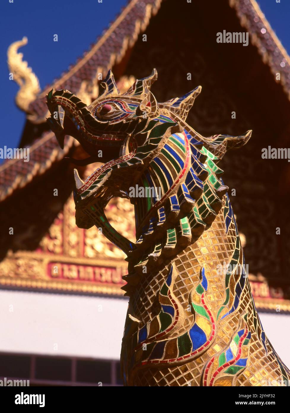 Thailandia: singha decorativo (leone mitico), Wat Phrathat Doi Suthep, un tempio buddista Theravada situato sul Doi Suthep (montagna Suthep), che domina la città di Chiang mai. Il magnifico Chedi dorato, che risale al 16th ° secolo, offre superbe vedute attraverso la Valle di Chiang mai fino al fiume Ping. Re Mengrai fondò la città di Chiang mai (che significa 'nuova città') nel 1296, e successe a Chiang Rai come capitale del regno Lanna. Foto Stock