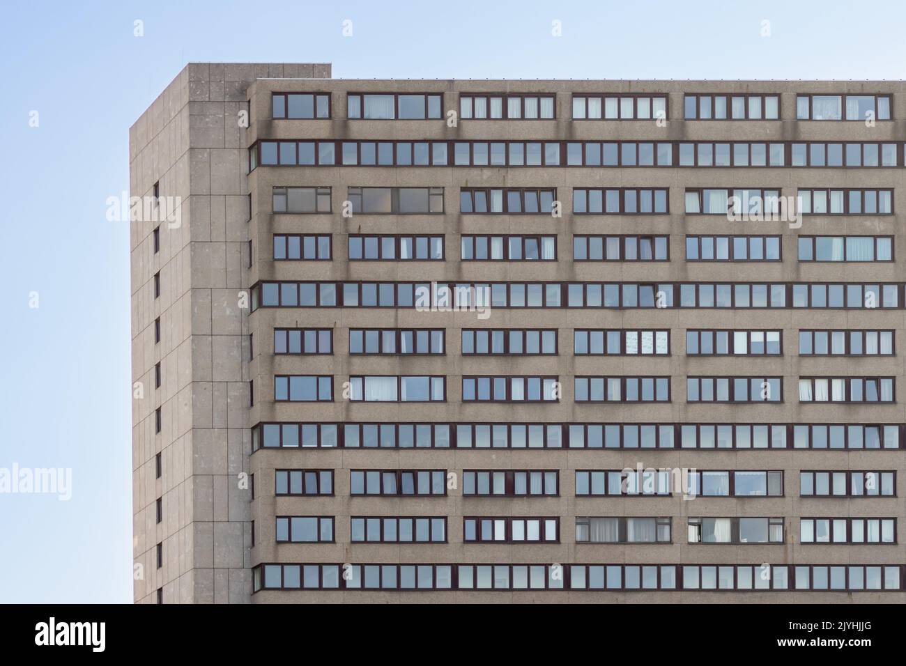 Edificio residenziale degli anni '70 nel centro di Utrecht, nei Paesi Bassi. Foto Stock