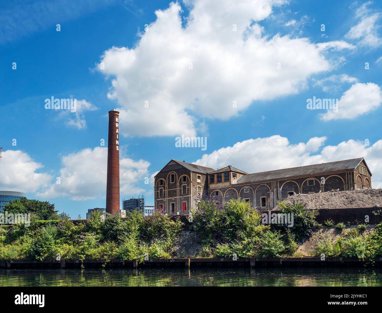 Ex fabbrica di birra Brains e camino parte della riqualificazione Central Quay a Cardiff Galles Foto Stock