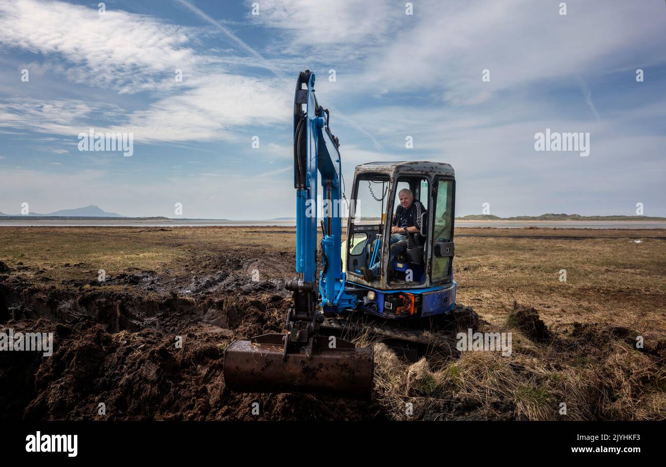 Una scavatrice su una torbiera irlandese Foto Stock