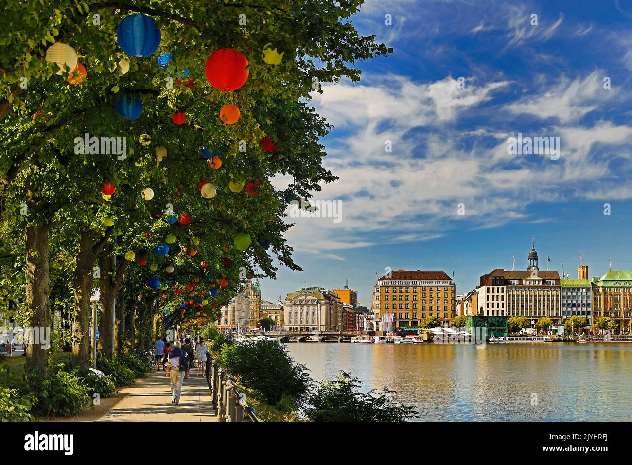 Gli alberi del Ballindamm presso l'Inner Alster sono decorati con i lampioni durante l'evento 'Giardini estivi di Amburgo', Germania, Amburgo Foto Stock