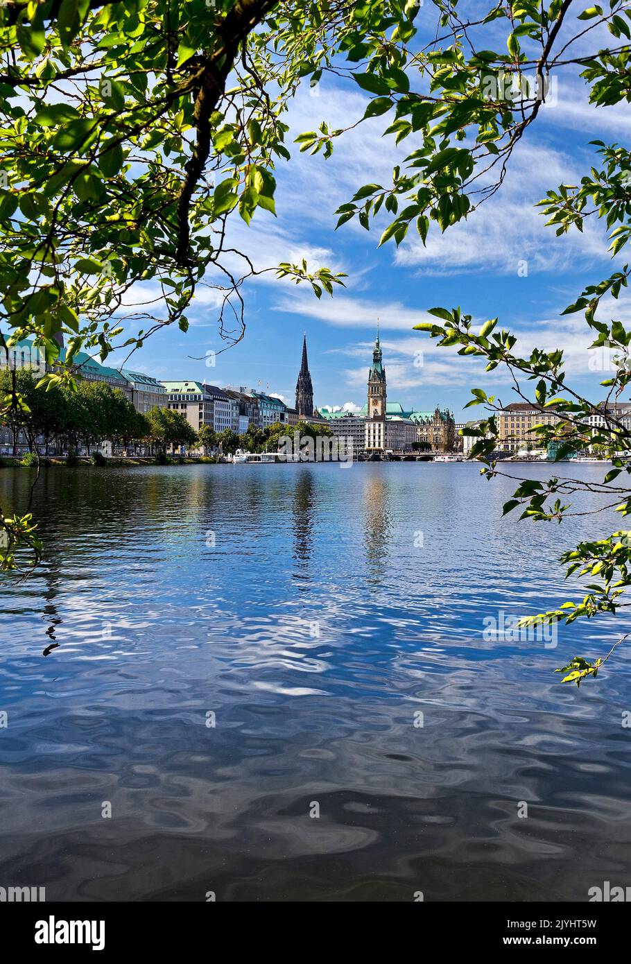 Lago Inner Alster con paesaggio urbano, Germania, Amburgo Foto Stock
