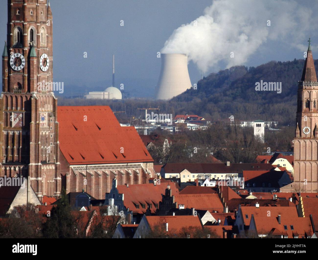 Landshut con centrale nucleare Isar i & II, Germania, Baviera, Landshut Foto Stock