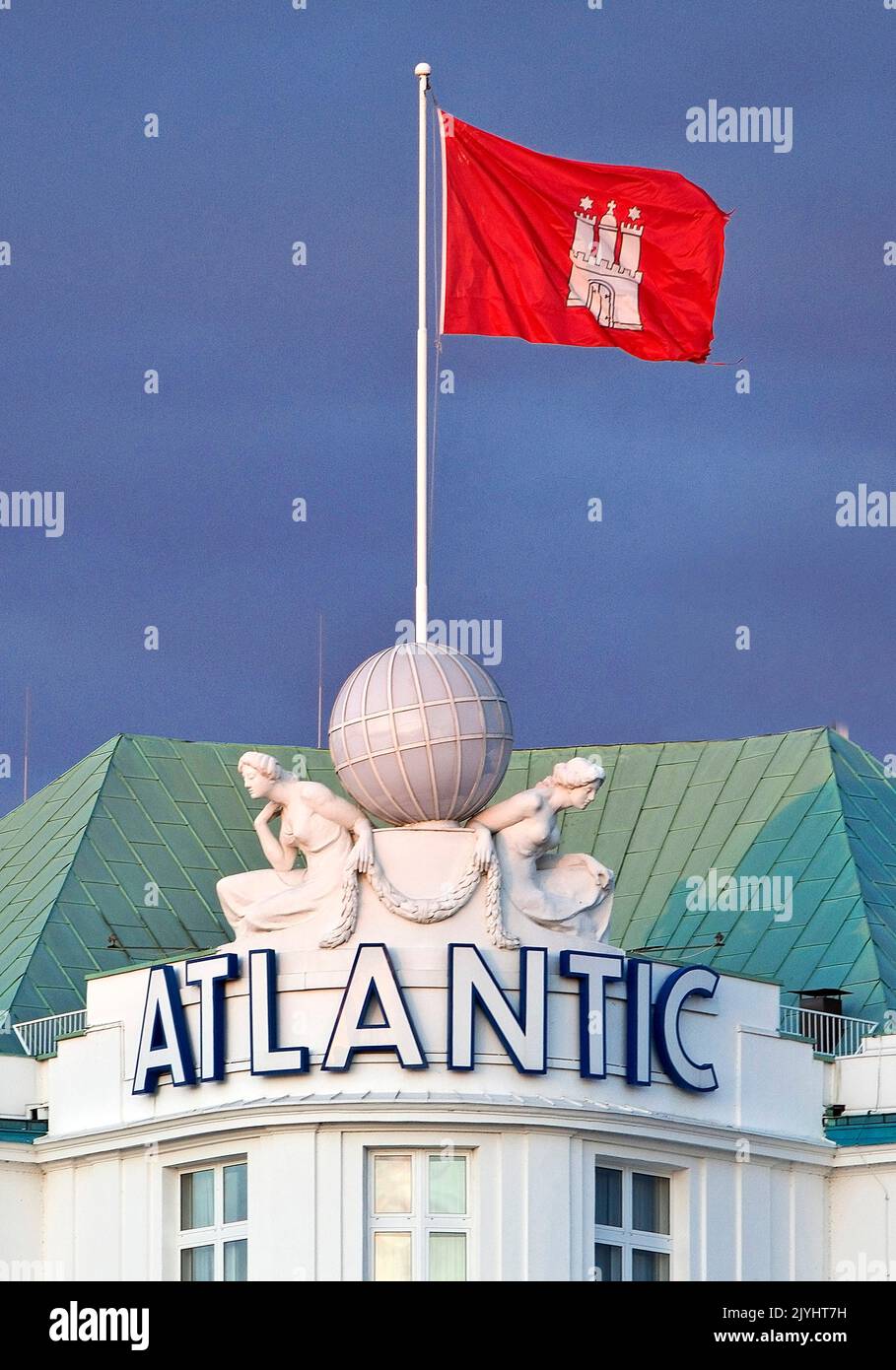 Timpano dell'Hotel Atlantic Kempinski con globo, cinque stelle deluxe hotel e la bandiera di Amburgo, Germania, Amburgo Foto Stock