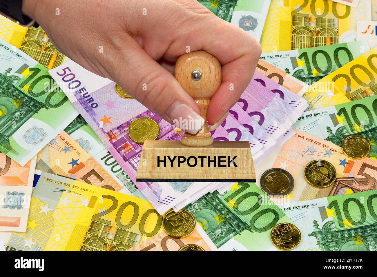 Mano della donna con la scritta di bollo Hypothek, ipothec, Euro sullo sfondo, Germania Foto Stock