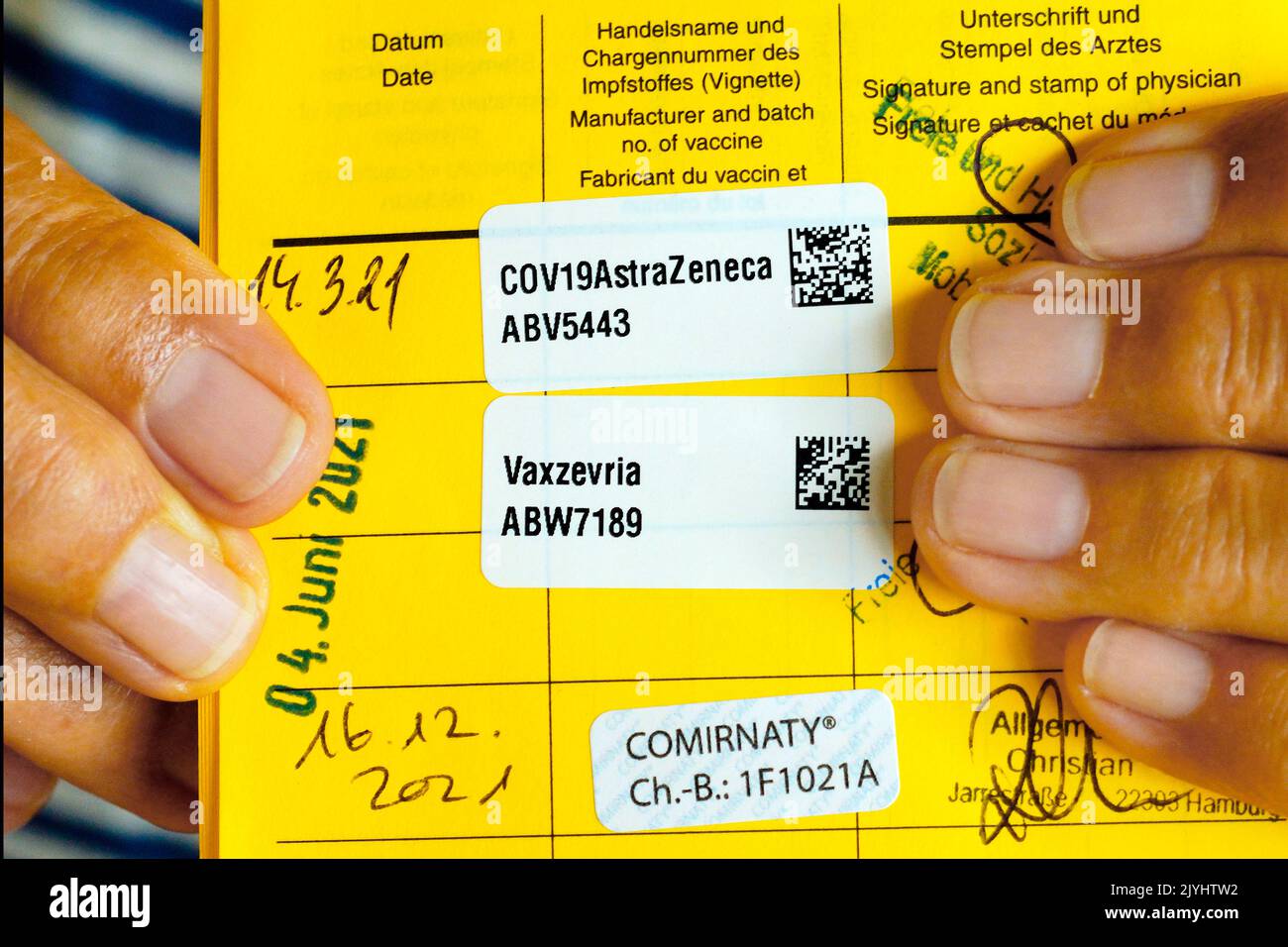 Shot record con bastoncini di vaccini Corona Comirnaty (Pfizer) e Vaxzevria (AstraZeneca) Foto Stock
