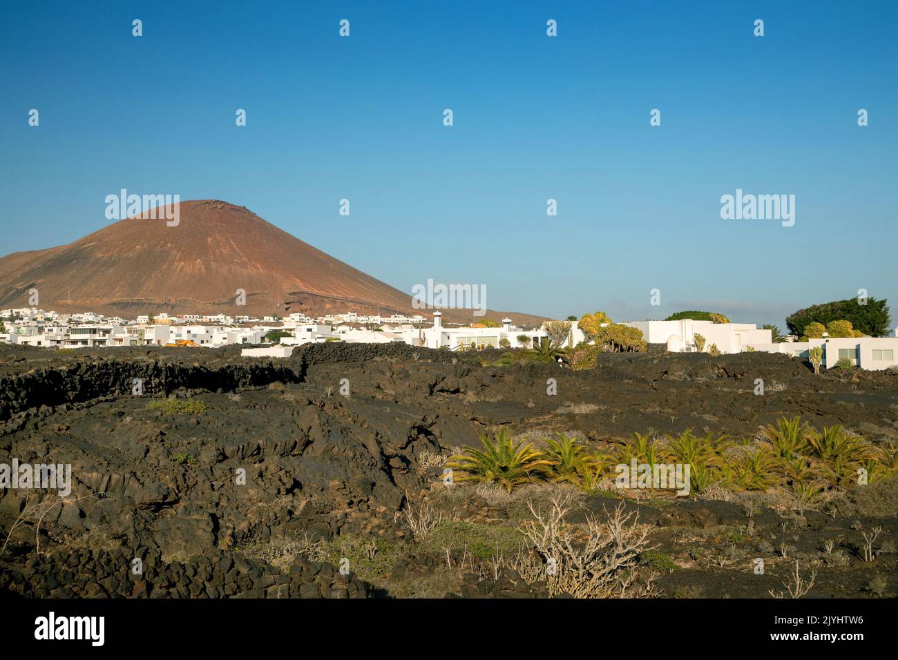 Pianura lavica di fronte a Montana Maneje, Isole Canarie, Lanzarote, Parco Nazionale di Timanfaya Foto Stock