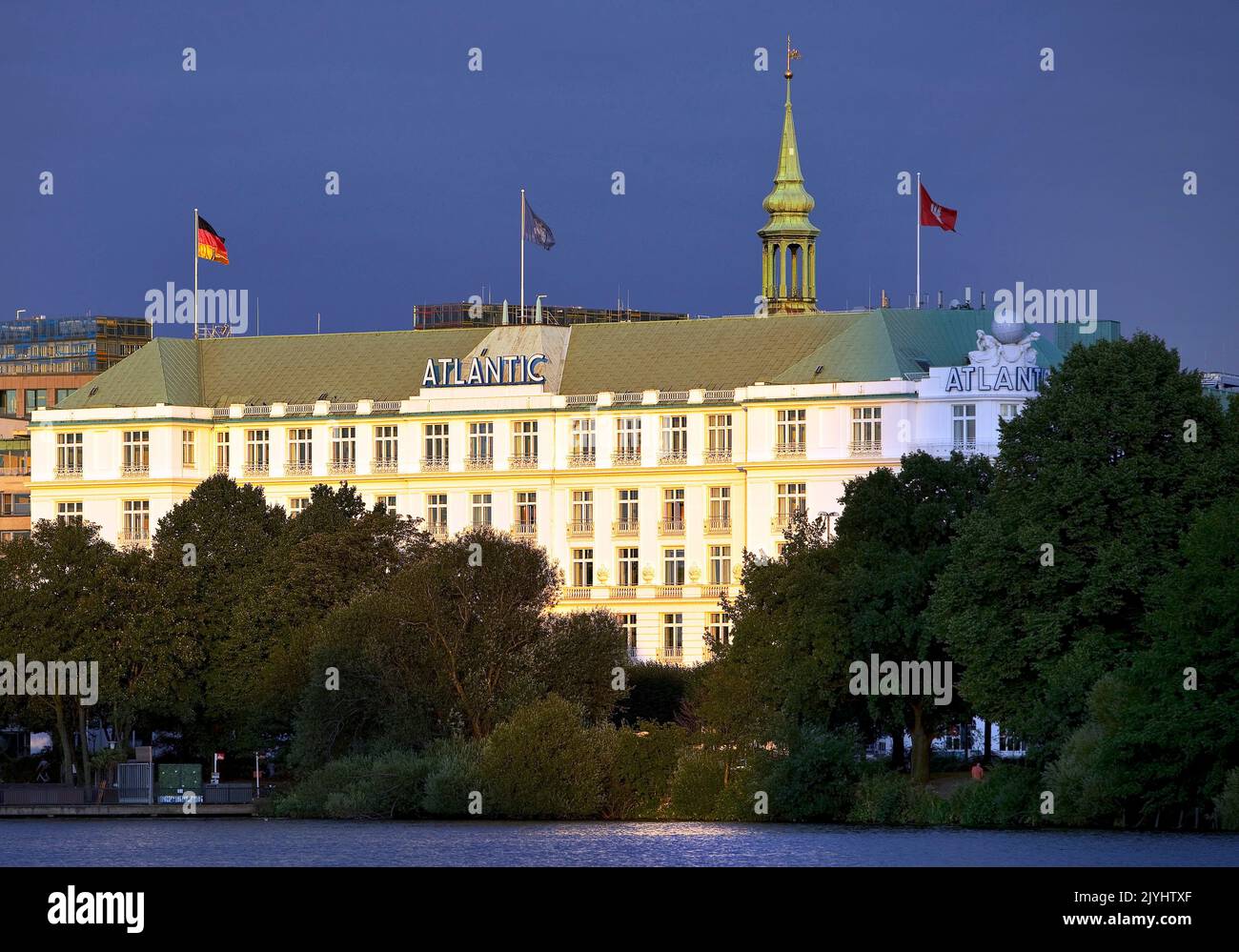 Hotel Atlantic Kempinski con lago Alster esterno e campanile della Chiesa della Trinità, Germania, Amburgo Foto Stock