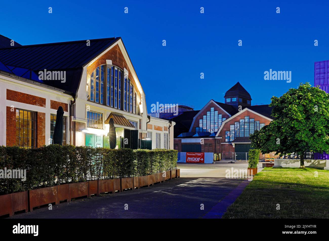 Deichtorhallen in serata, sala espositiva per le arti contemporanee, Germania, Amburgo Foto Stock