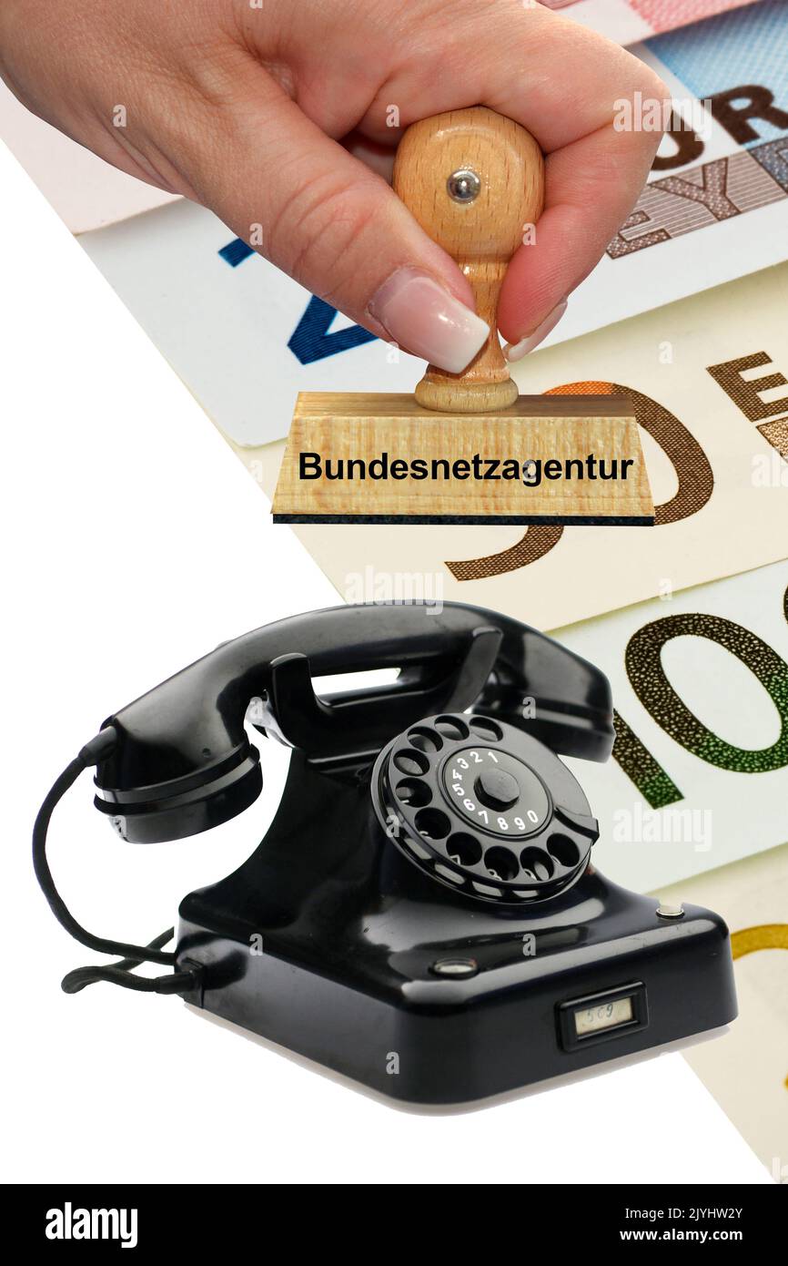 Mano con timbro ketteriung Bundesnetzagentur, Federal Network Agency, FNA, vecchio telefono e fatture in euro, Germania Foto Stock