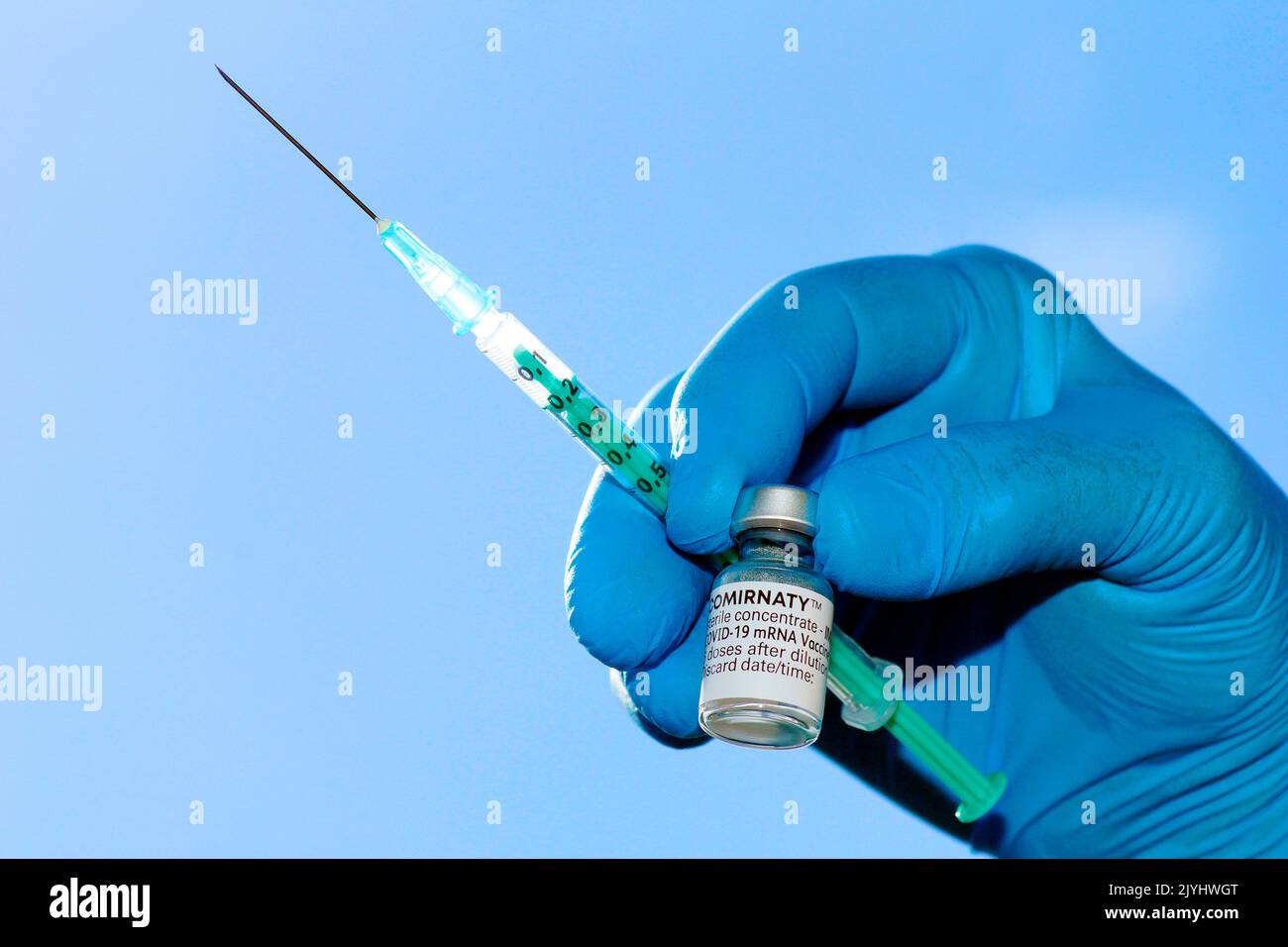 Mano con siringa con vaccino di Biontech / Pfizer, Comirnaty Foto Stock