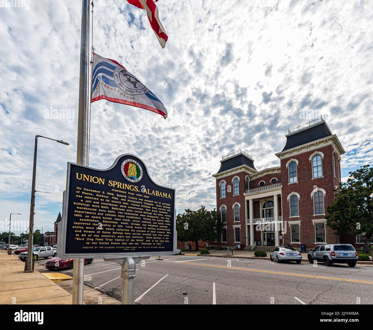 Union Springs, Alabama, Stati Uniti d'America - 6 settembre 2022: Lato opposto dello storico indicatore informativo al di fuori del municipio con il tribunale della contea di Bullock Foto Stock