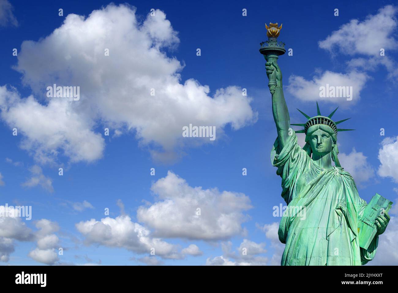 Statua della libertà di fronte al cielo nuvoloso, Stati Uniti, New York (stato), Manhattan Foto Stock